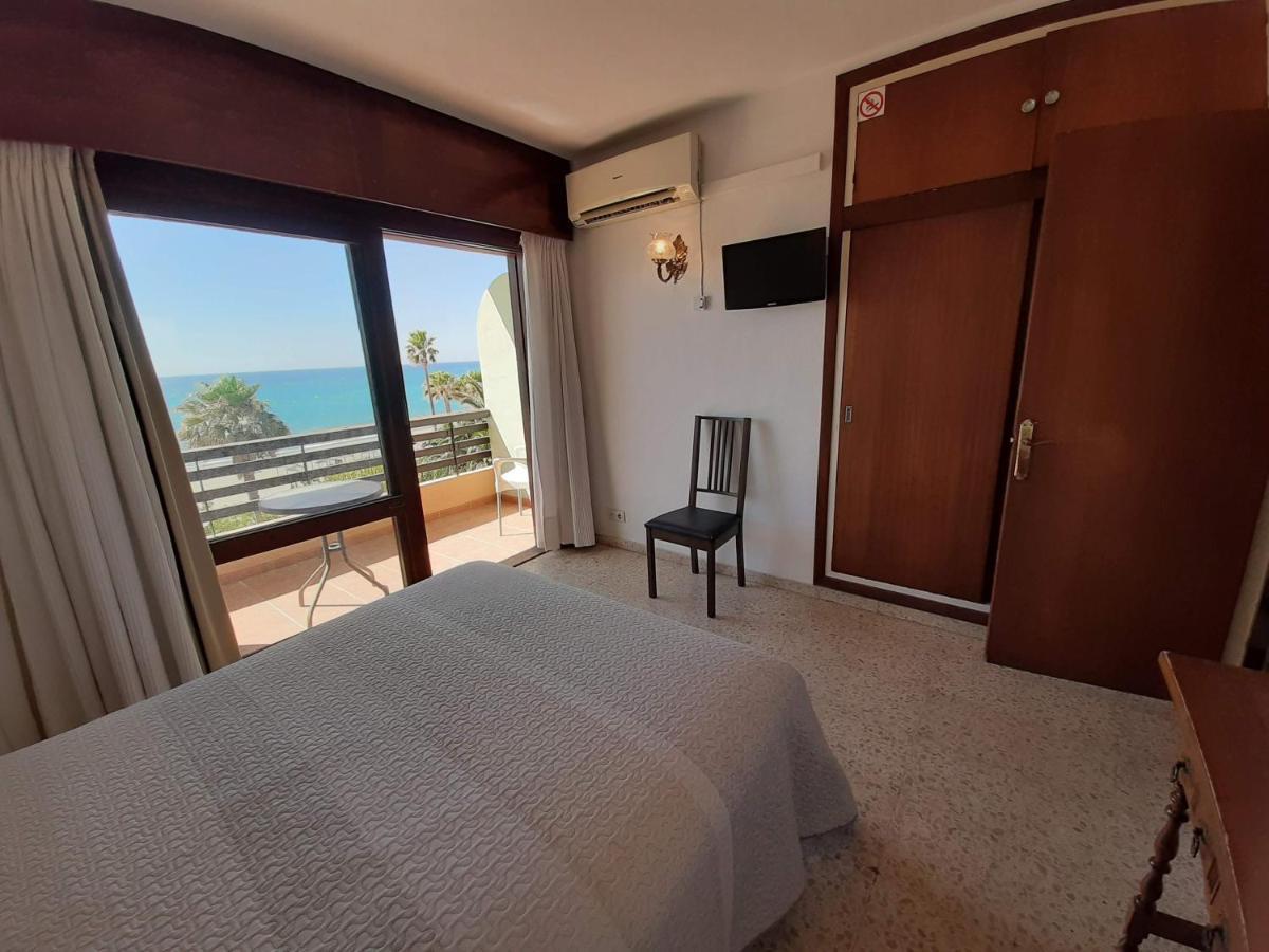 Hotel Buenavista Estepona Buitenkant foto A bedroom in a hotel