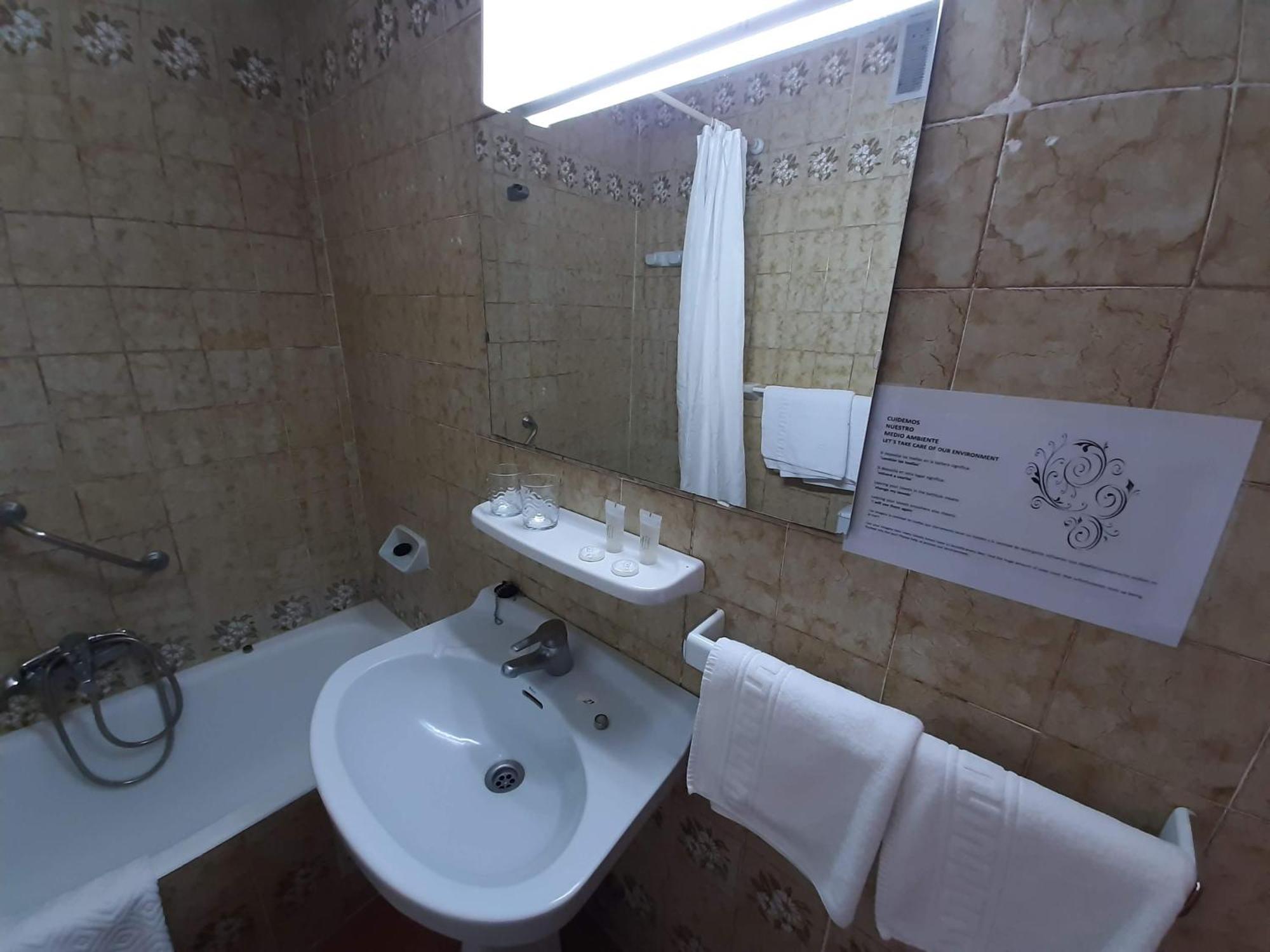 Hotel Buenavista Estepona Kamer foto Bathroom in a hotel