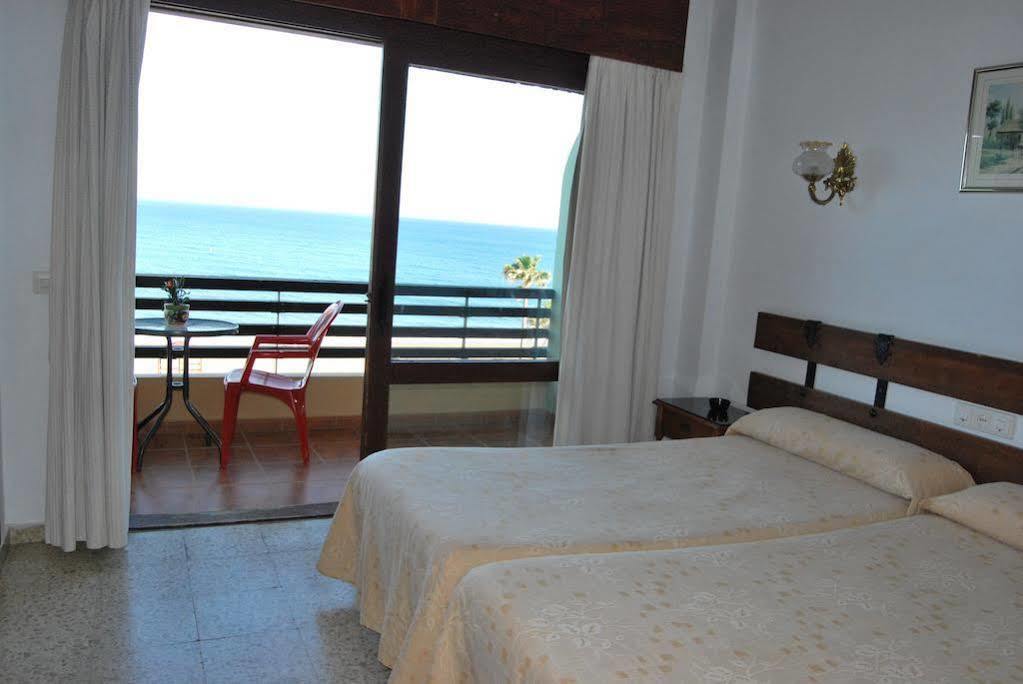 Hotel Buenavista Estepona Buitenkant foto A typical hotel room